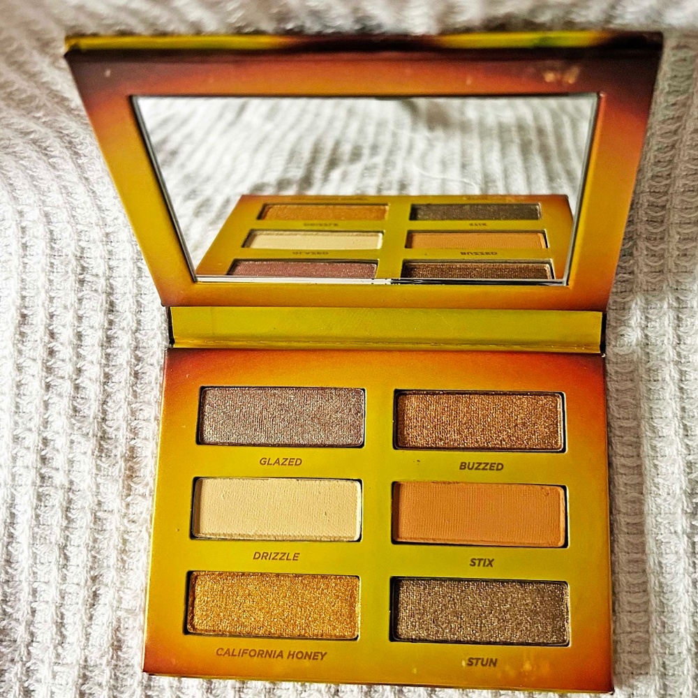URBAN DECAY BEE EYE SHADOW MIRROR CASE WITH MAGNET CLOSURE, 2 MATTE SHADOWS AND